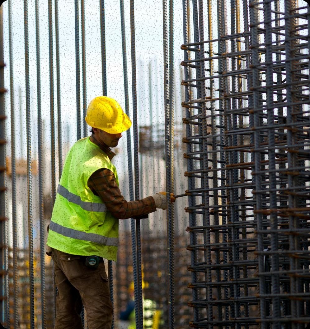 Profissional montando armação de vergalhões
